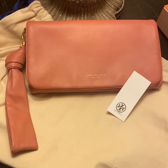 Tory Burch Handbags - Tory Burch✨Beau Wristlet ✨